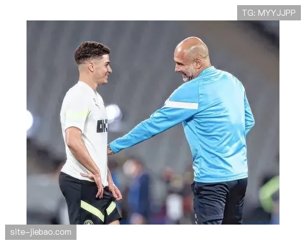 场边视角：瓜迪奥拉与西蒙尼在教练区因一次越位判罚激烈交流