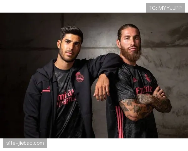 媒体日花絮：球员们拍摄定妆照，展示各队新款城市版球衣